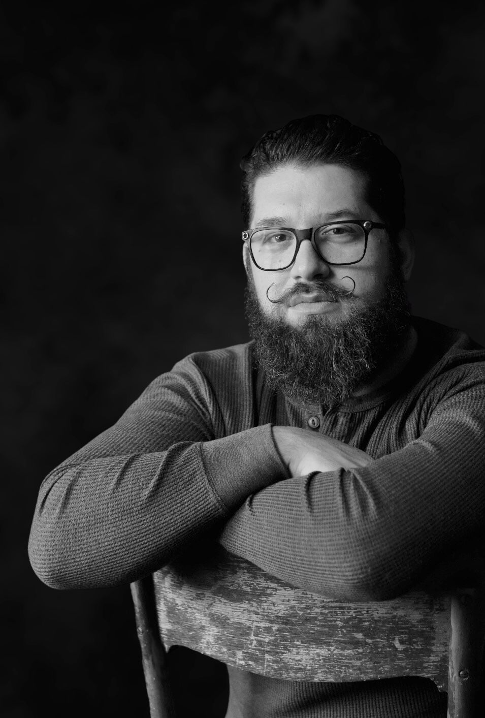 Guy Ruff III Portrait Artist posing for his own siting dramatic portrait. Headshot.