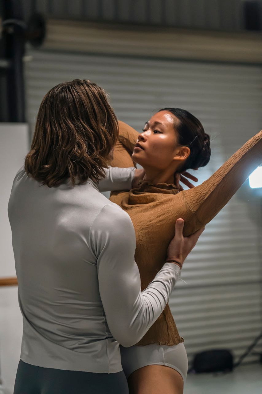 portrait d'un pas de deux avec le Brisbane ballet lors d'un reportage en répétition de danse.