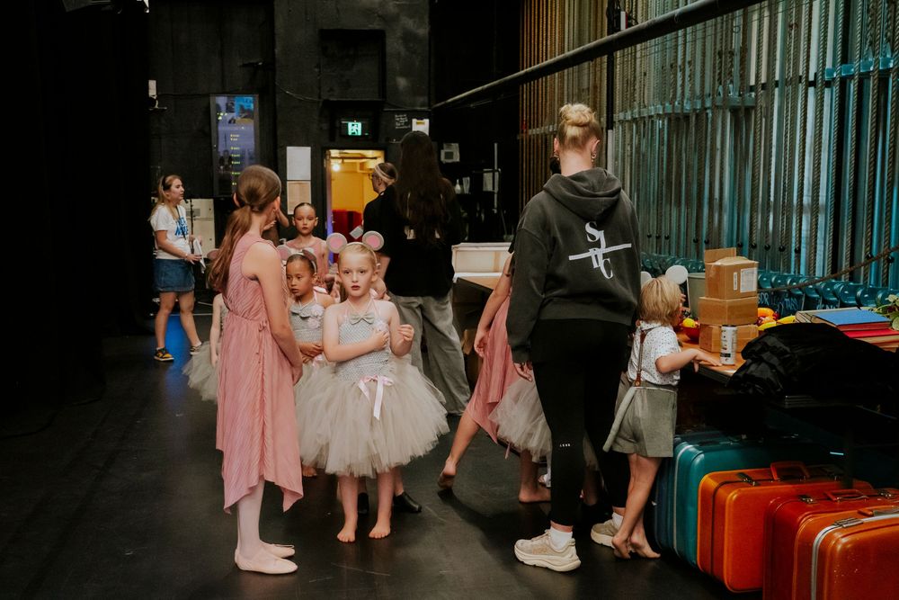 reportage en coulisses, photos backstages spectacle de danse, derrière le rideau