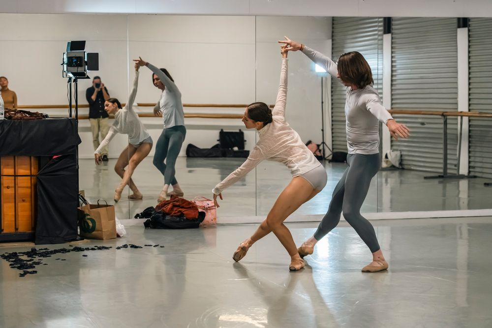 pas de deux entre deux danseurs du Brisbane Ballet en double vue grâce au miroir