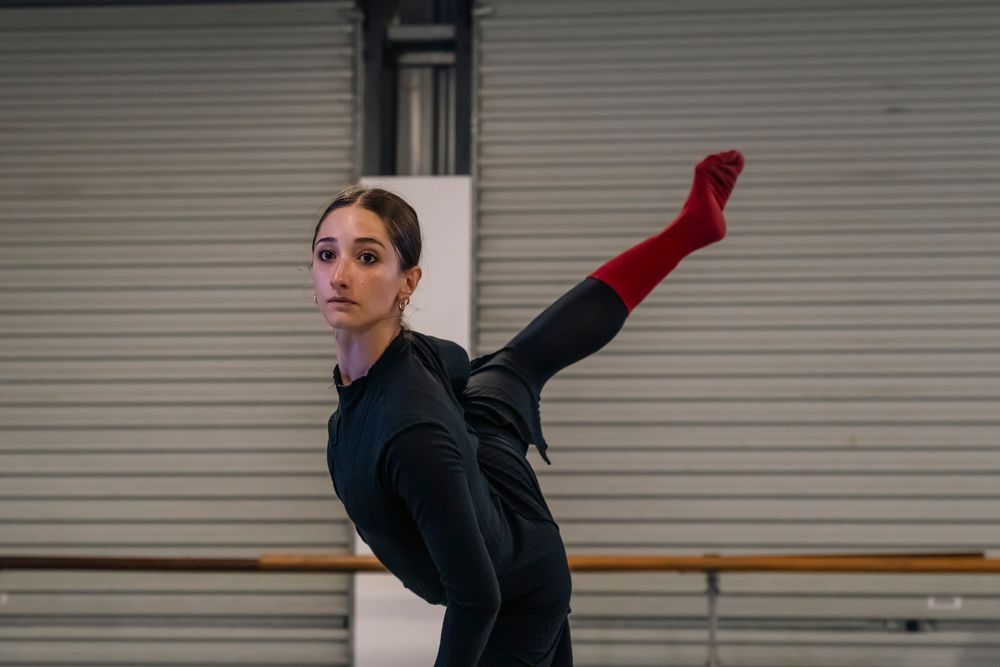 portrait de danseuse du Brisbane Ballet prise en studio lors d'une répétition d'un ballet.