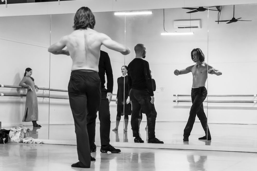 reportage photo en studio de danse lors des répétions du Brisbane Ballet, danseur face au miroir en train de corriger ses pas de danse.
