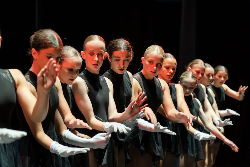 reportage depuis les coulisses, photos backstages spectacle de danse, groupe de danseurs de proches.