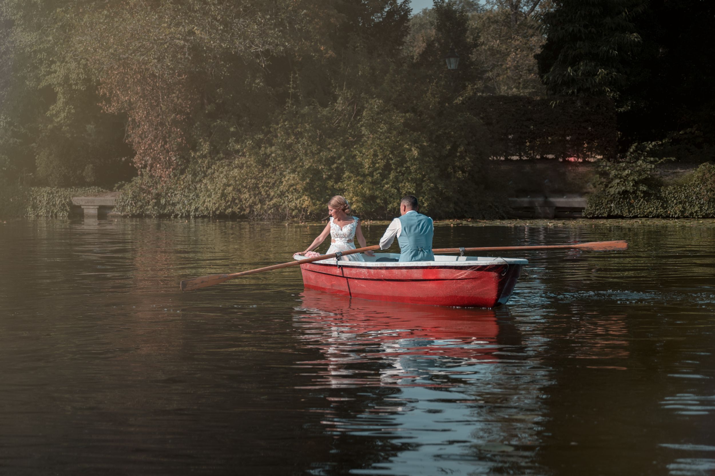 Brautpaar in romantischem Boot auf Spree Berlin Hochzeitsfotos