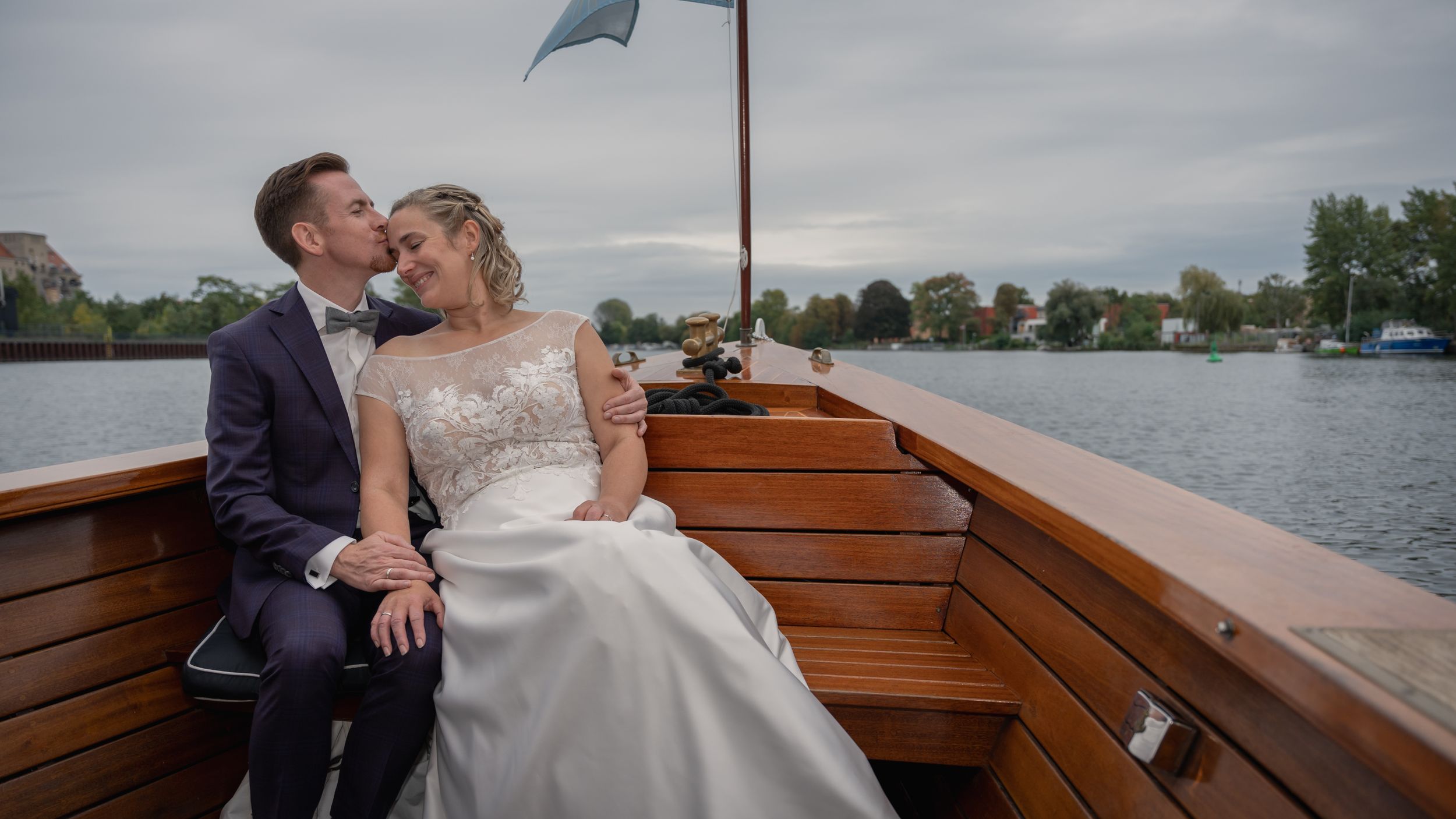 Brautpaar in romantischem Boot auf Spree Berlin Hochzeitsfotos