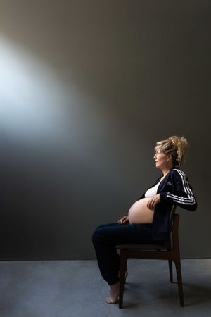 Portret vrouw, creatief portret. Zwangerschapsfotografie. Zwangerschap in Beeld. Newborn. Intiem. Boudoir fotografie. Kunst.