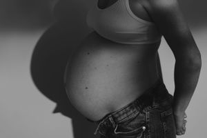 Portret vrouw, creatief portret. Zwangerschapsfotografie. Zwangerschap in Beeld. Newborn. Intiem. Boudoir fotografie. Kunst.