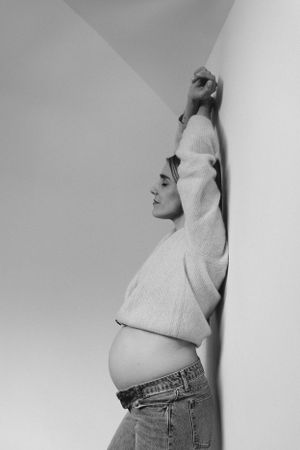 Portret vrouw, creatief portret. Zwangerschapsfotografie. Zwangerschap in Beeld. Newborn. Intiem. Boudoir fotografie. Kunst.