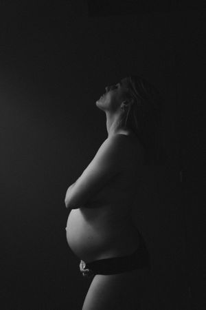 Portret vrouw, creatief portret. Zwangerschapsfotografie. Zwangerschap in Beeld. Newborn. Intiem. Boudoir fotografie. Kunst.