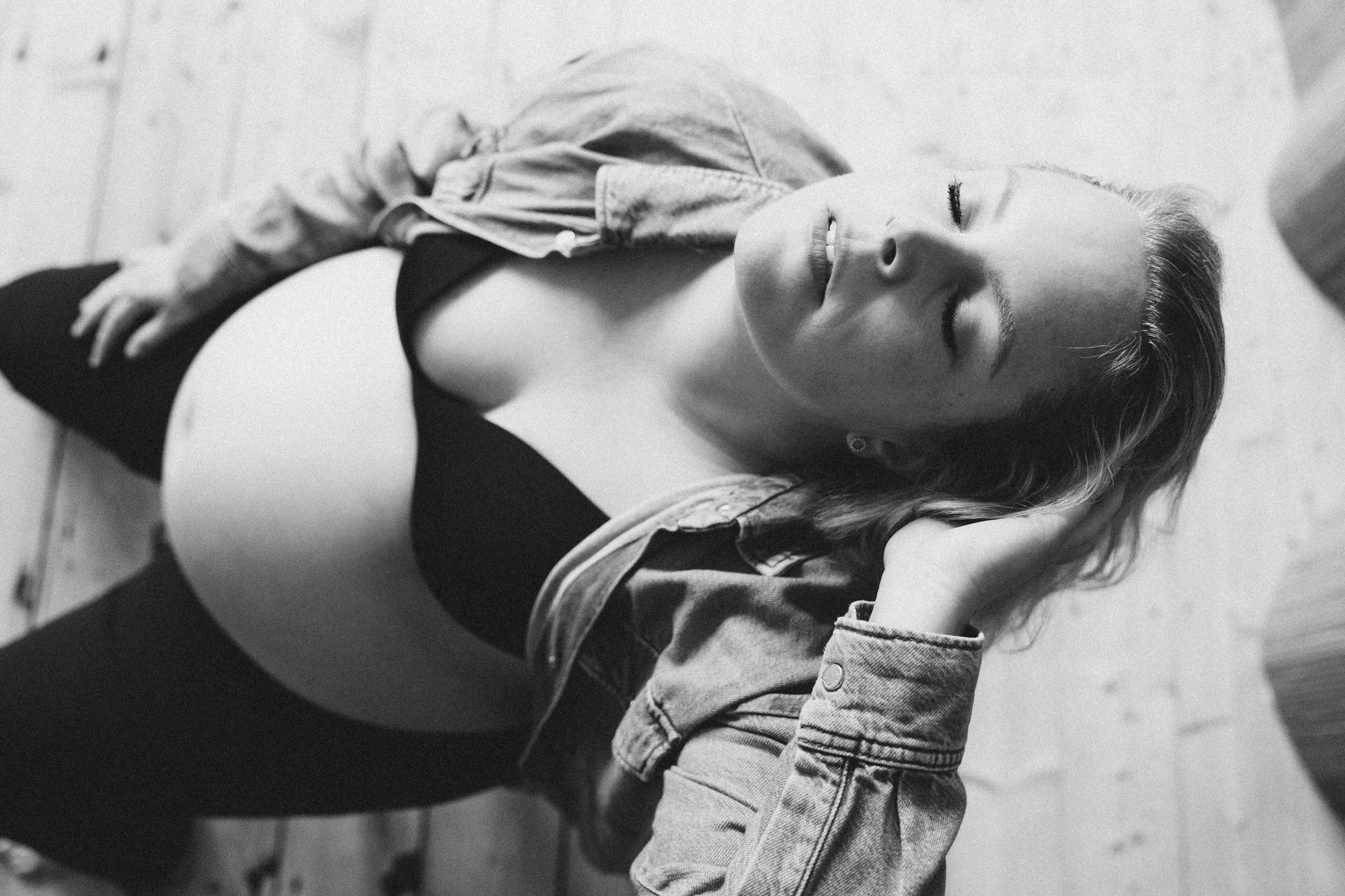 Portret vrouw, creatief portret. Zwangerschapsfotografie. Zwangerschap in Beeld. Newborn. Intiem. Boudoir fotografie.