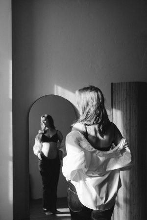 Portret vrouw, creatief portret. Zwangerschapsfotografie. Zwangerschap in Beeld. Newborn. Intiem. Boudoir fotografie.