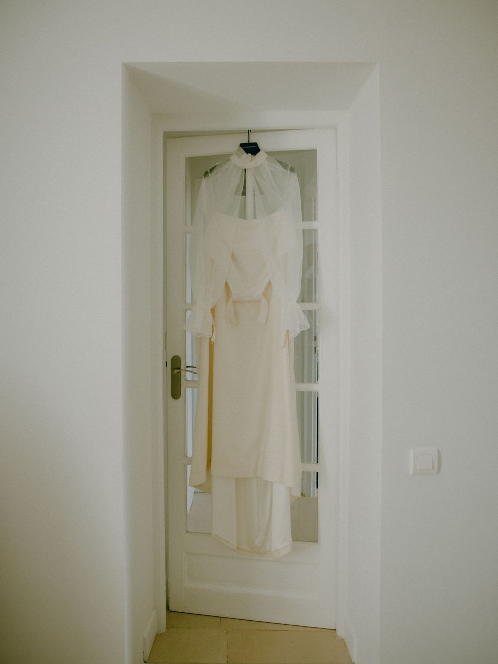 Découvrez le mariage unique de Lucile & Paul à l'Église Saint-Sulpice-de-Favières, capturé avec élégance par Julie Fox Photography
