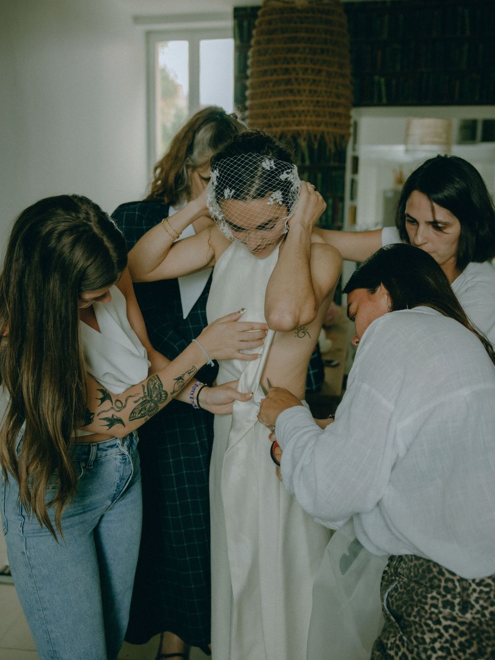 Découvrez le mariage unique de Lucile & Paul à l'Église Saint-Sulpice-de-Favières, capturé avec élégance par Julie Fox Photography