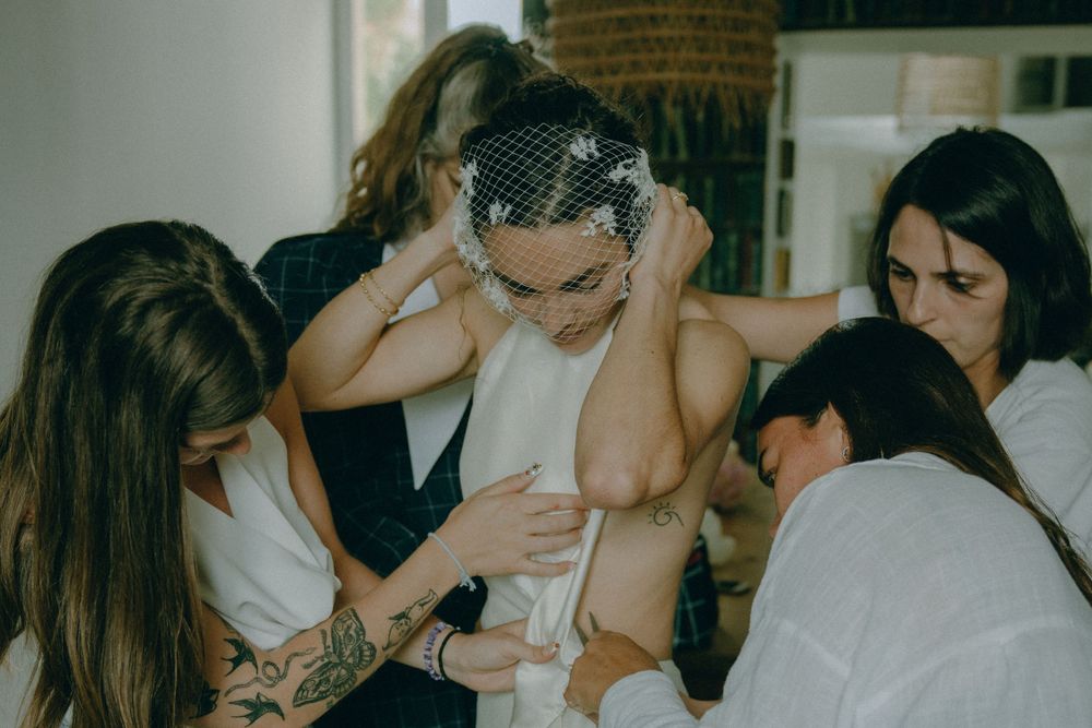Découvrez le mariage unique de Lucile & Paul à l'Église Saint-Sulpice-de-Favières, capturé avec élégance par Julie Fox Photography