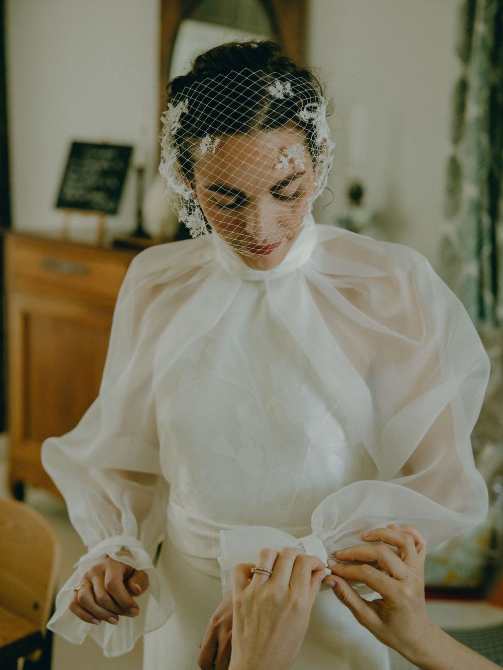 Découvrez le mariage unique de Lucile & Paul à l'Église Saint-Sulpice-de-Favières, capturé avec élégance par Julie Fox Photography