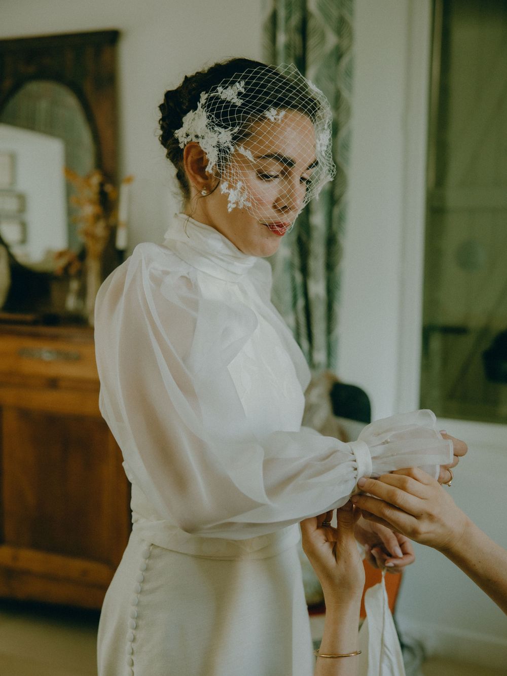 Découvrez le mariage unique de Lucile & Paul à l'Église Saint-Sulpice-de-Favières, capturé avec élégance par Julie Fox Photography