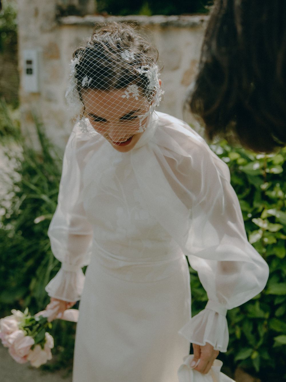 Découvrez le mariage unique de Lucile & Paul à l'Église Saint-Sulpice-de-Favières, capturé avec élégance par Julie Fox Photography