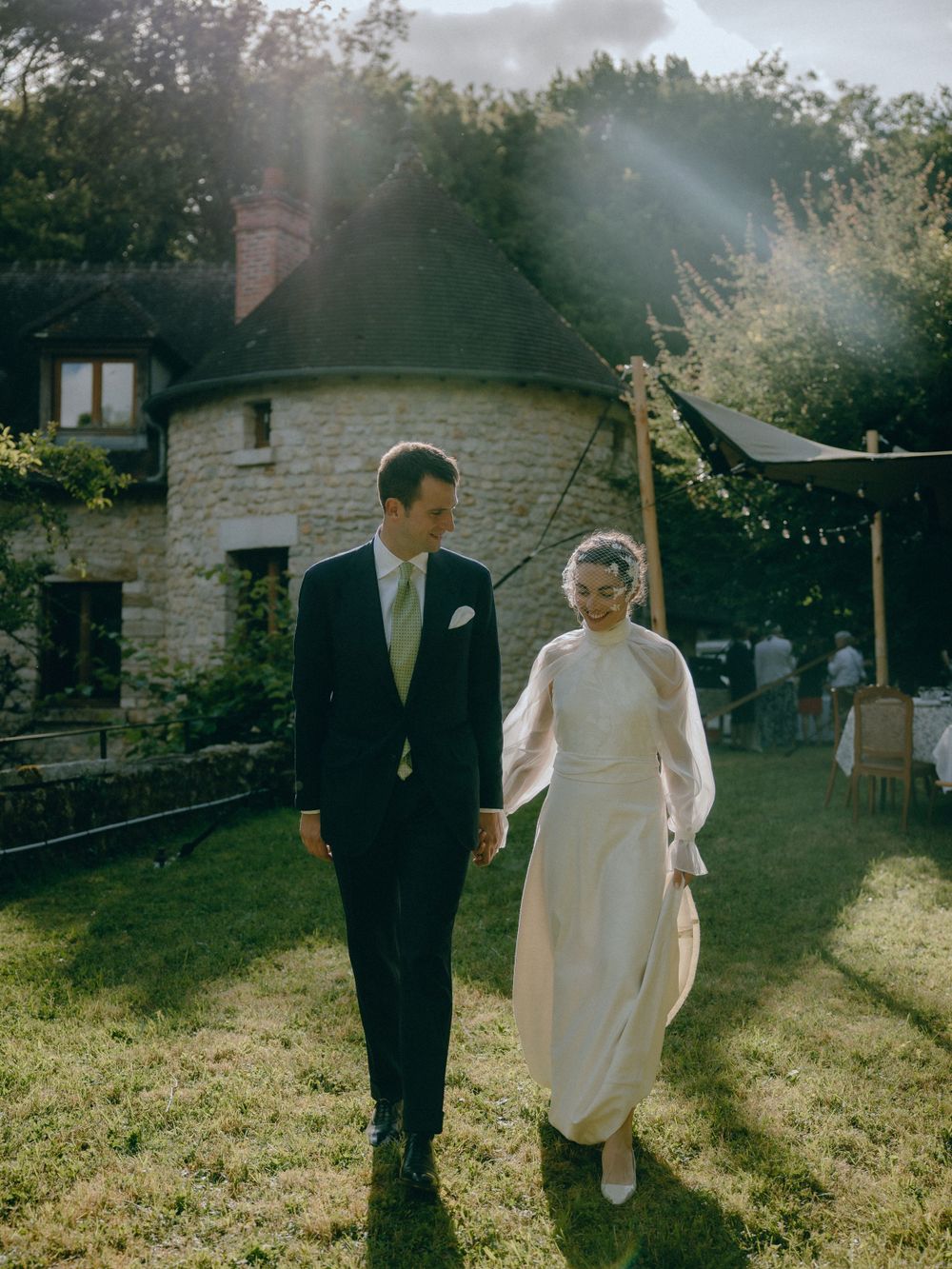 Découvrez le mariage unique de Lucile & Paul à l'Église Saint-Sulpice-de-Favières, capturé avec élégance par Julie Fox Photography