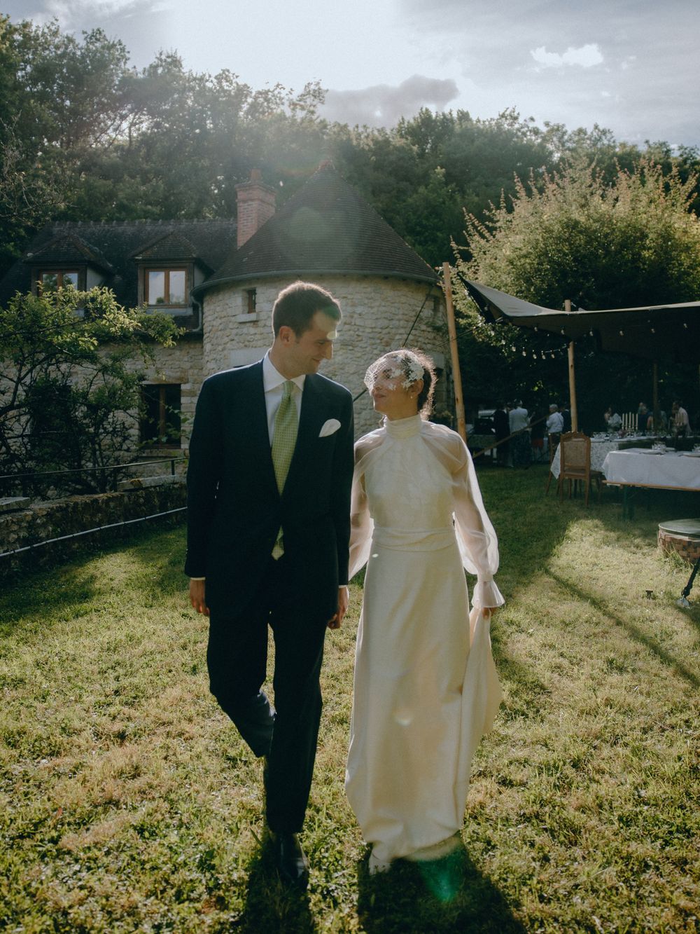 Découvrez le mariage unique de Lucile & Paul à l'Église Saint-Sulpice-de-Favières, capturé avec élégance par Julie Fox Photography