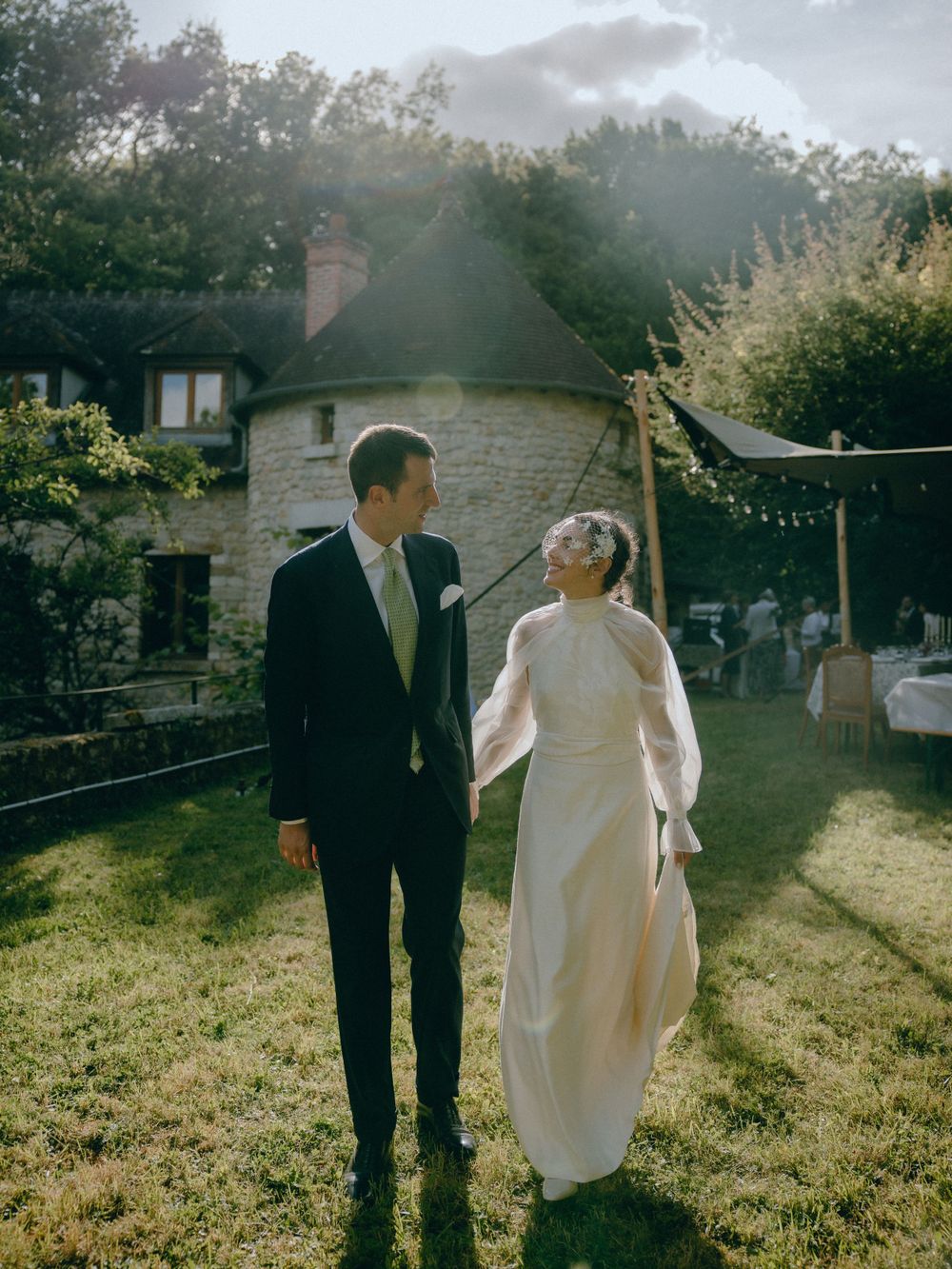 Découvrez le mariage unique de Lucile & Paul à l'Église Saint-Sulpice-de-Favières, capturé avec élégance par Julie Fox Photography