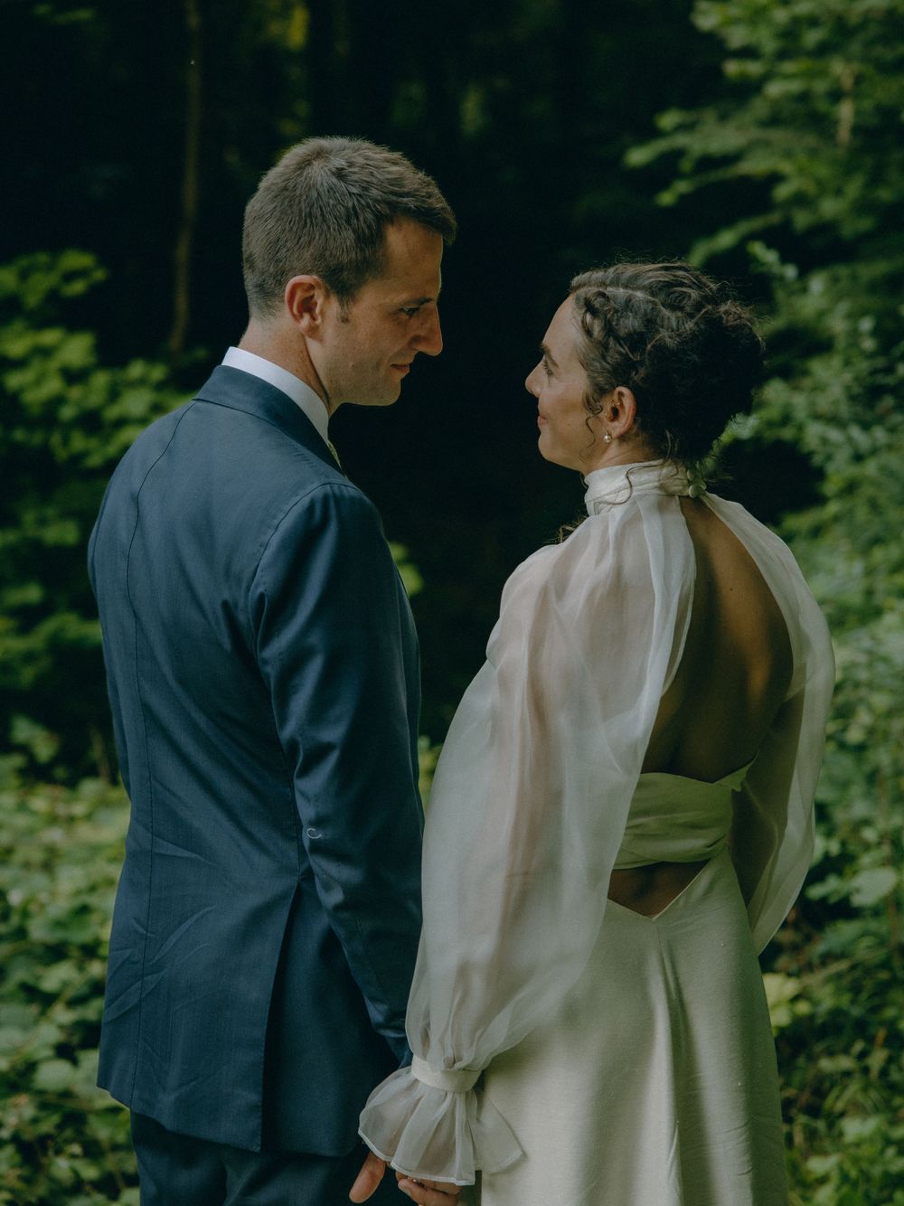 Découvrez le mariage unique de Lucile & Paul à l'Église Saint-Sulpice-de-Favières, capturé avec élégance par Julie Fox Photography