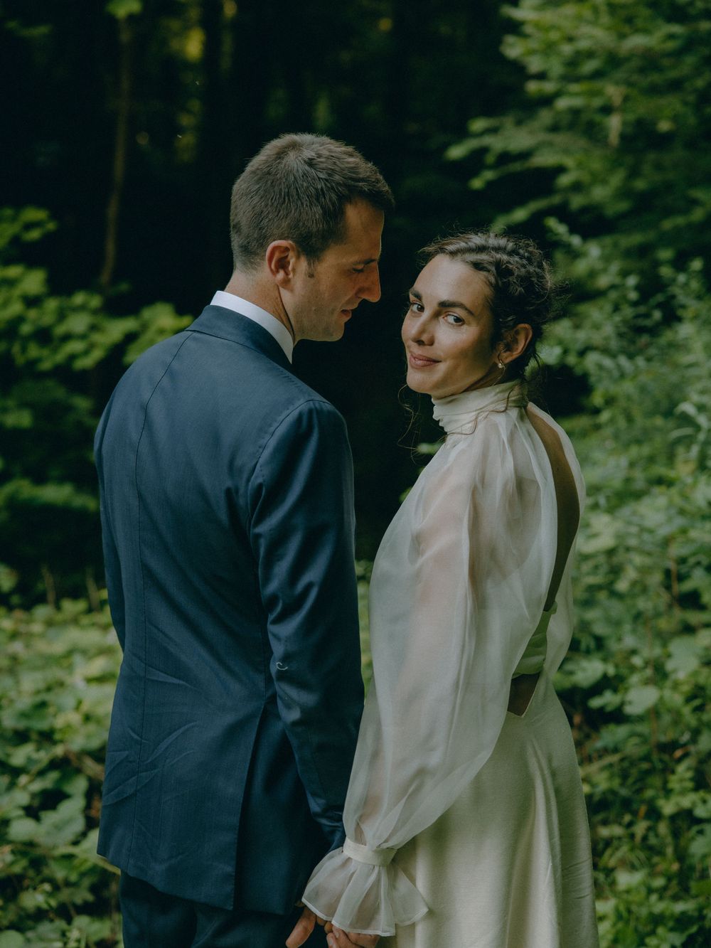 Découvrez le mariage unique de Lucile & Paul à l'Église Saint-Sulpice-de-Favières, capturé avec élégance par Julie Fox Photography