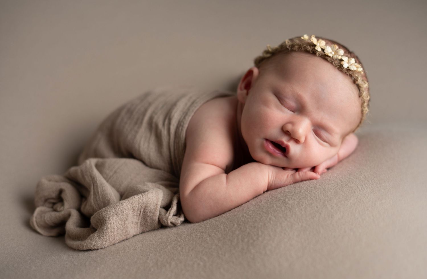 Nyfødtfotograf Sandnes - sovende baby med teppe på ryggen i dus brun