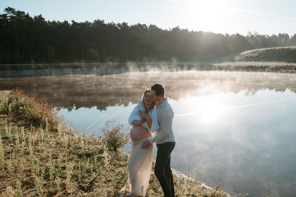Melissa Stuer Photography Moederschapsfotograaf Moerbeke Oost-Vlaanderen zwangere vrouw en partner blote buik aan meer met mist koppel