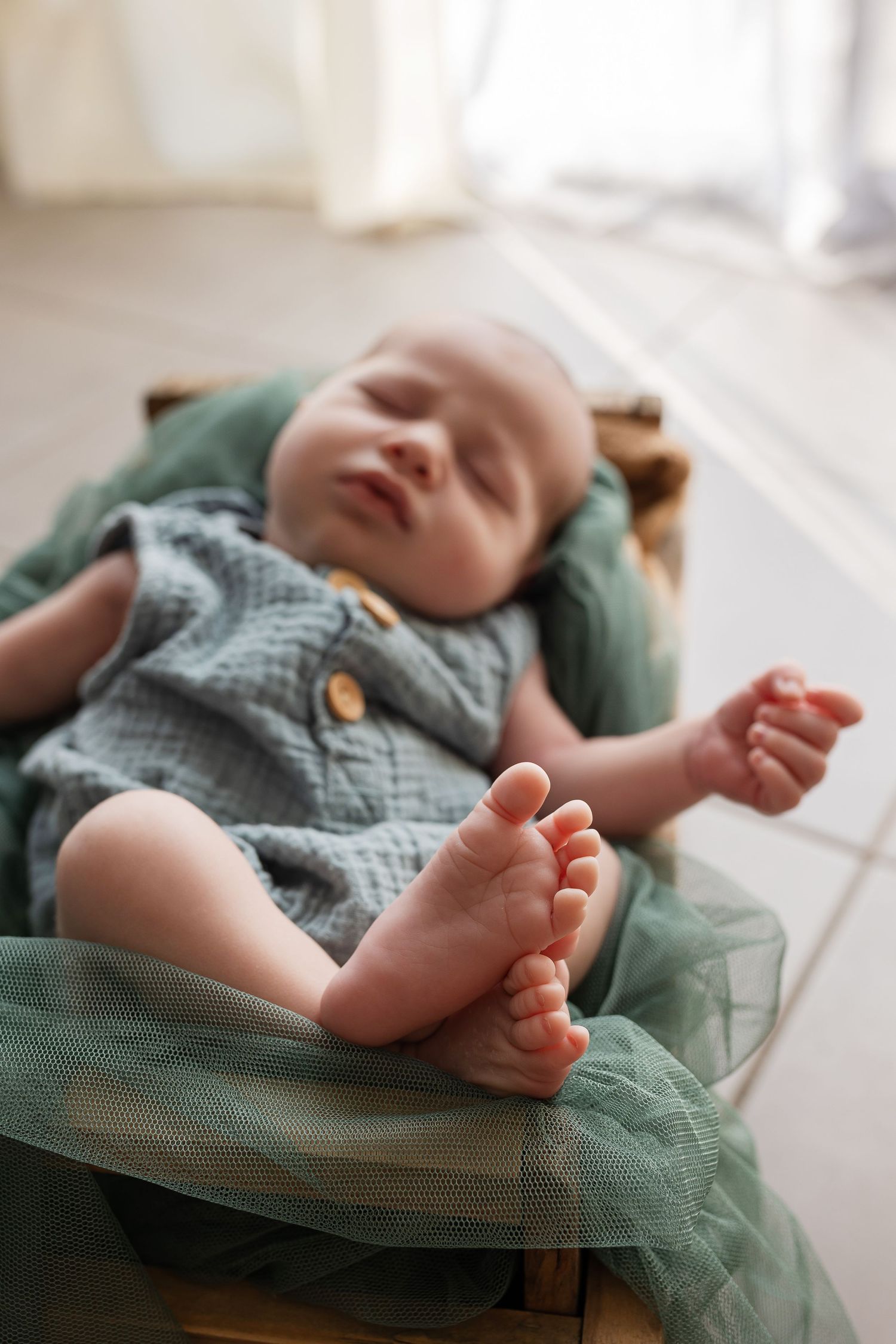 Photo de naissance en gros plan sur les pieds, séance photo bébé à domicile à Niort dans un univers doux et naturel.