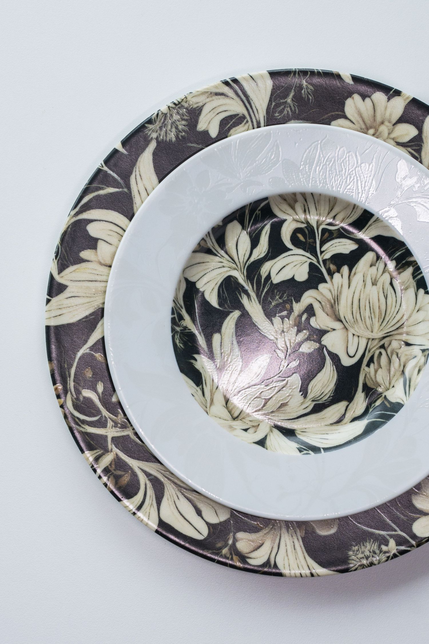 Porcelain collection Barbara with digital print, featuring intricate beige floral patterns on a dark background.