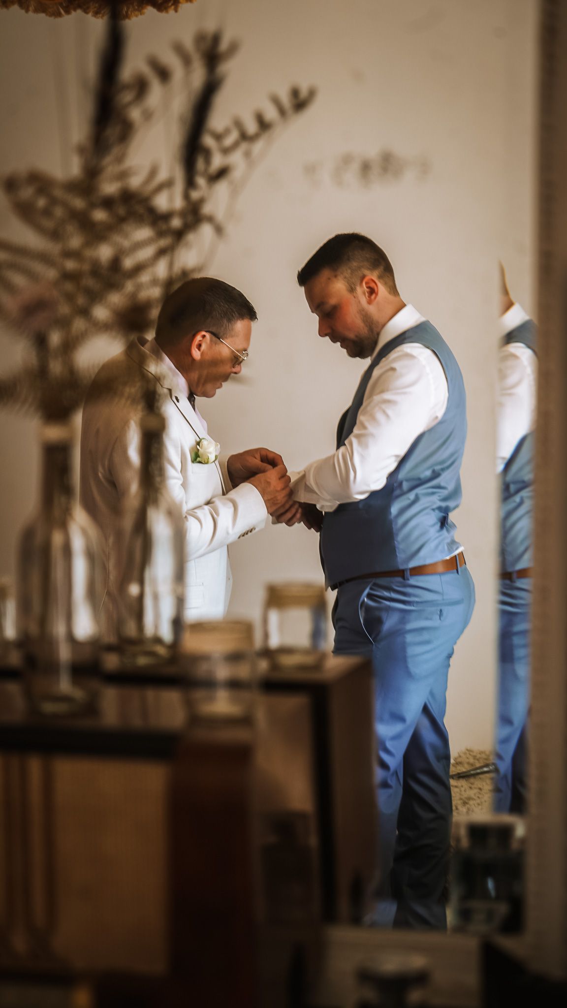 Photo de mariage, préparation du marié, par Chloé Cabanes