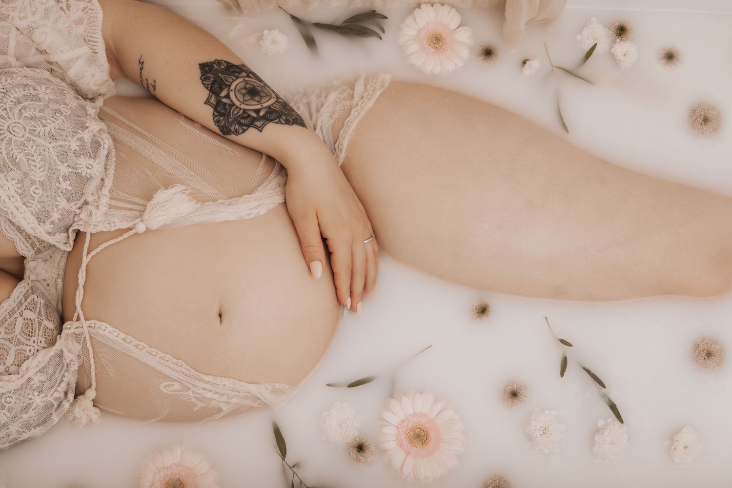 Bain de lait grossesse – Un shooting intime et artistique pour immortaliser votre grossesse avec grâce