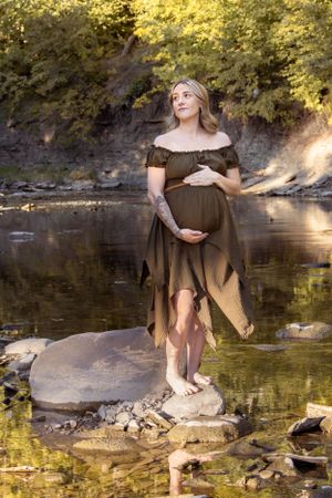 Etobicoke Maternity Photographer outdoor maternity session