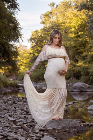 outdoor maternity session creekside in etobicoke