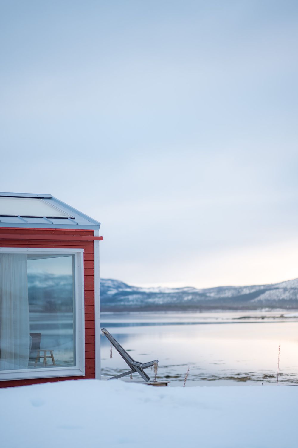 hotêl norwegian wild senja en norvège en hiver cabane rouge en bord de fjord