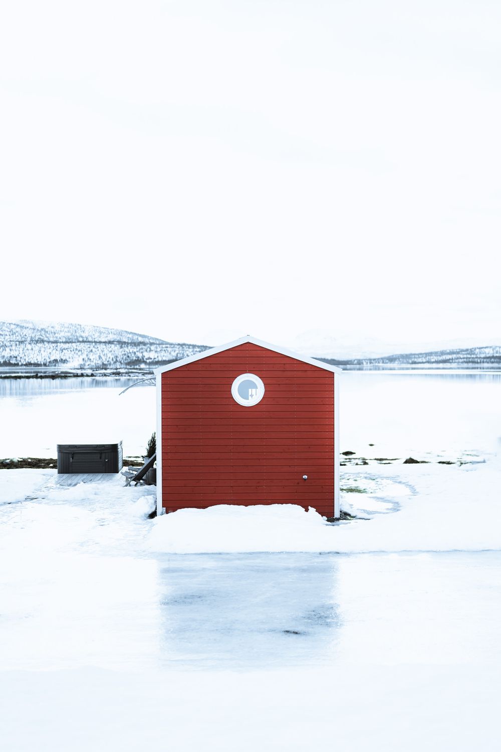 hotel senja cabane rouge au bord du fjord en hiver