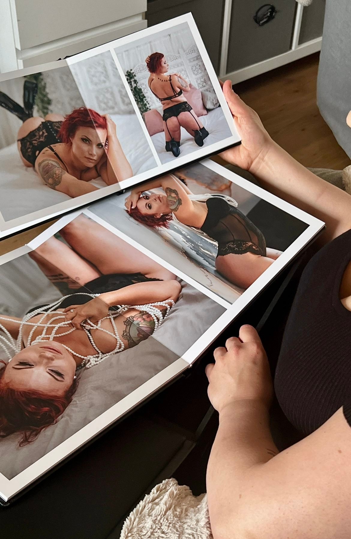 Lyxigt svart album av letherette, skapad i boudoirstudion hos Fotograf Jane Svensson.