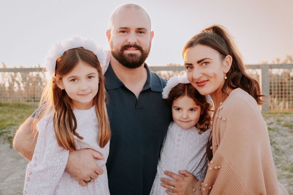 A family portrait taken at sunset with everyone wearing coordinating neutral colored outfits.
Altona Family Photographer Melbourne
