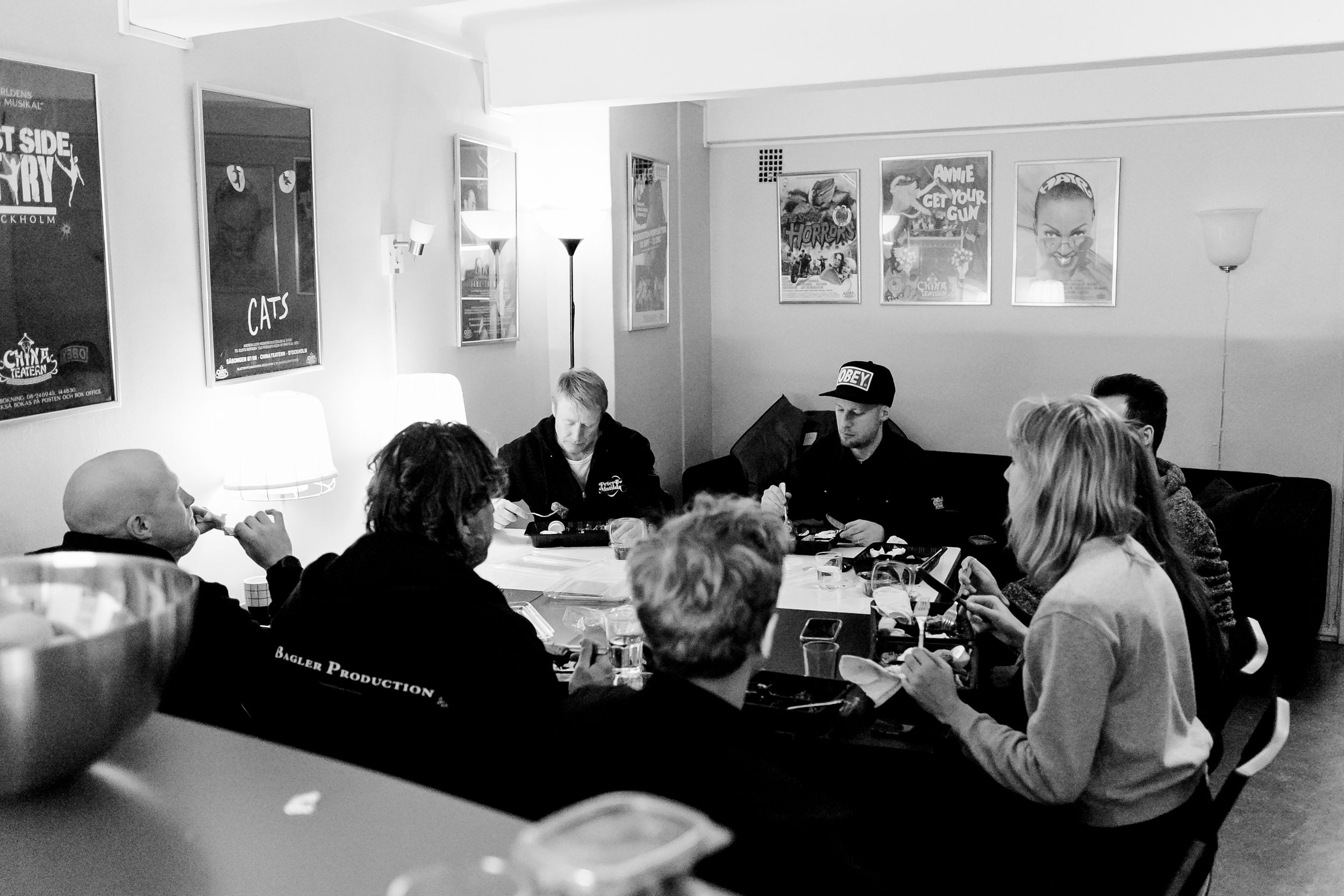 Peter Johansson, Matilda Grün, Bruno Mitsogiannis och Petra Wahlgren på Chinateatern i Stockholm. Fotograf Rebecca Nordin.