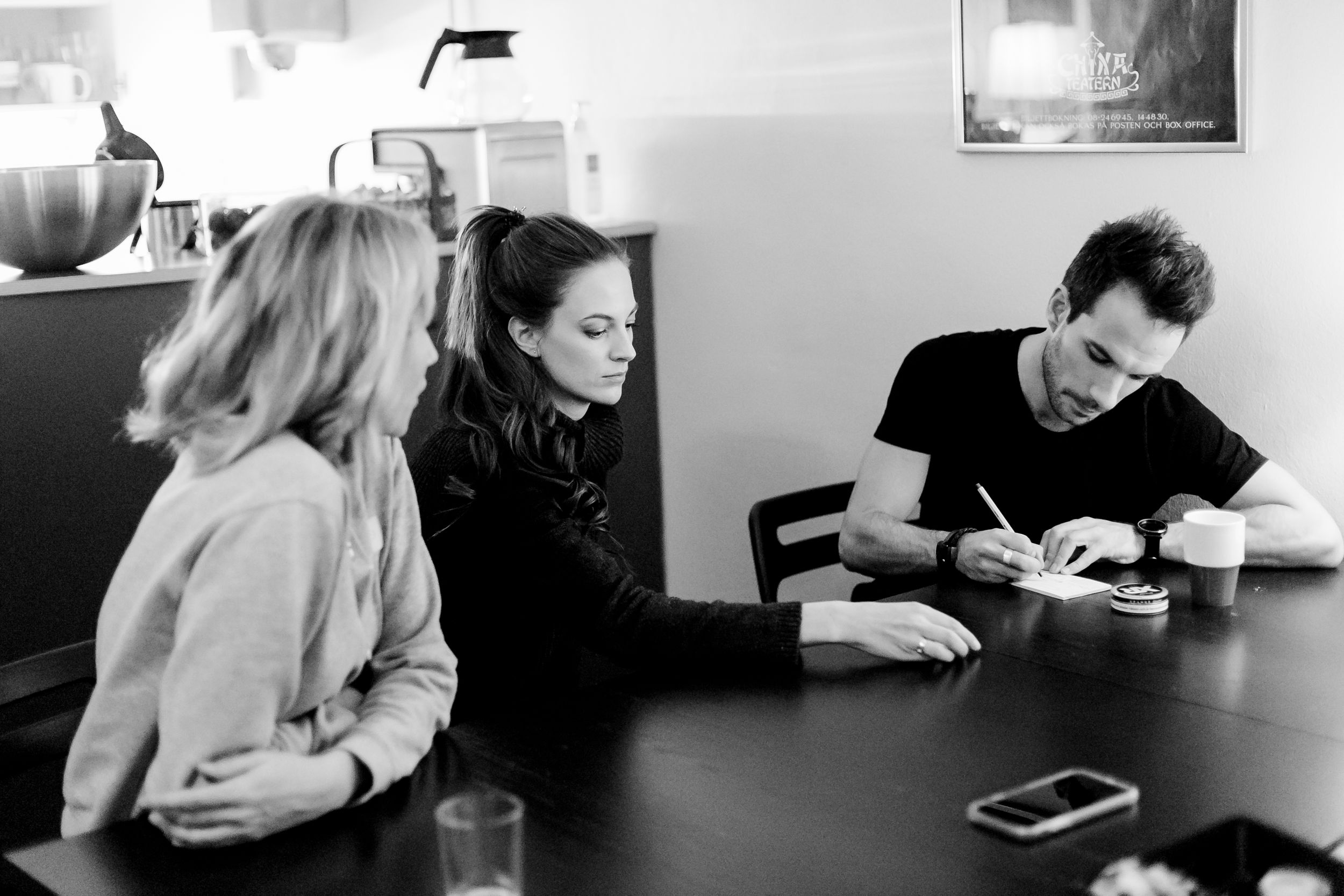 Peter Johansson, Matilda Grün, Bruno Mitsogiannis och Petra Wahlgren på Chinateatern i Stockholm. Fotograf Rebecca Nordin.