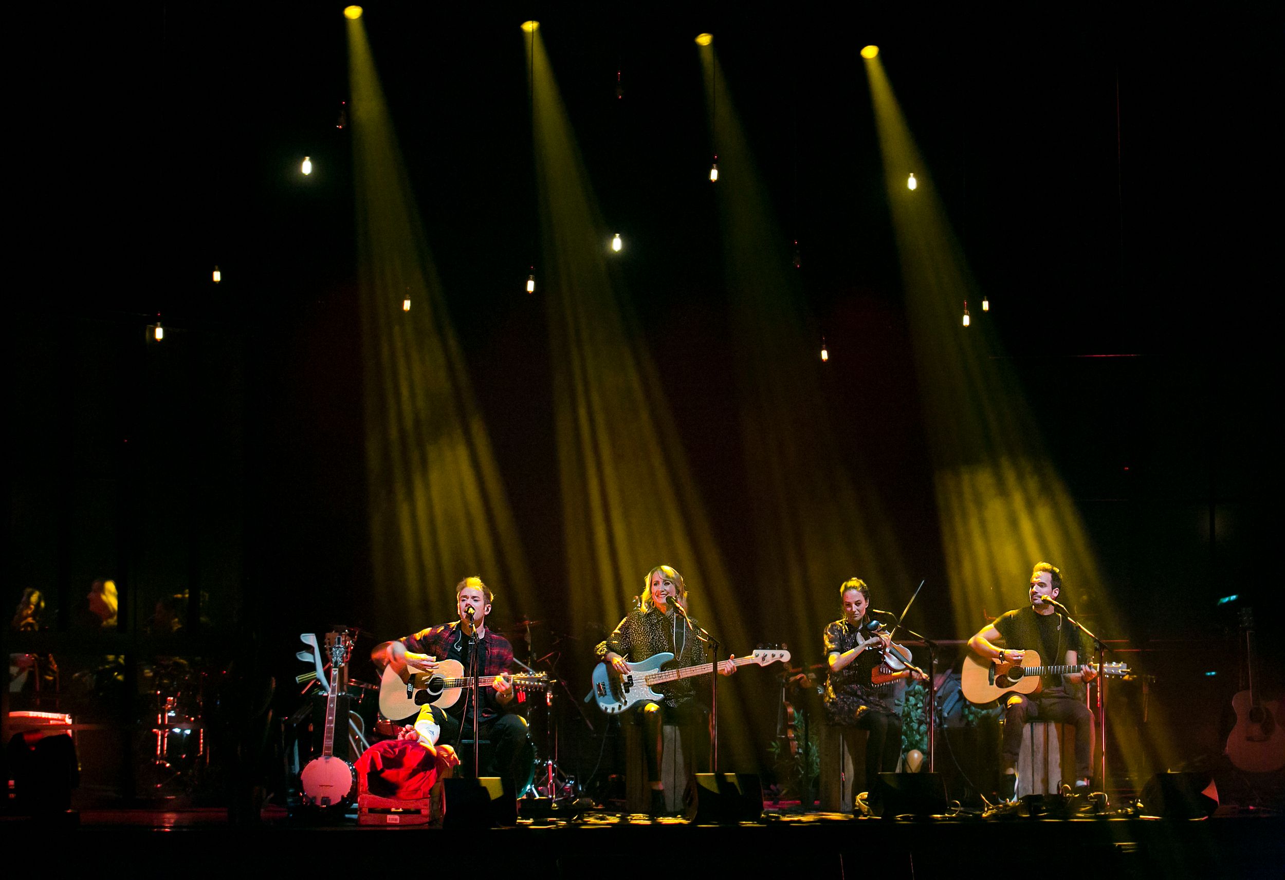 Peter Johansson, Matilda Grün, Bruno Mitsogiannis och Petra Wahlgren på Chinateatern i Stockholm. Fotograf Rebecca Nordin.