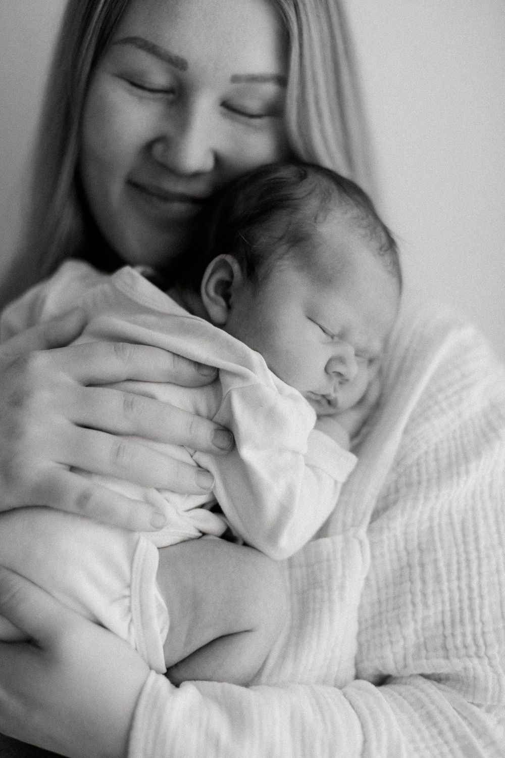 Äiti ja vauva newbornkuvauksessa luonnonvalostudiolla Tampereella.