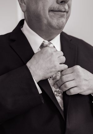 father of the bride prepares for the ceremony