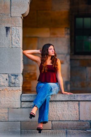 senior girl poses on wall