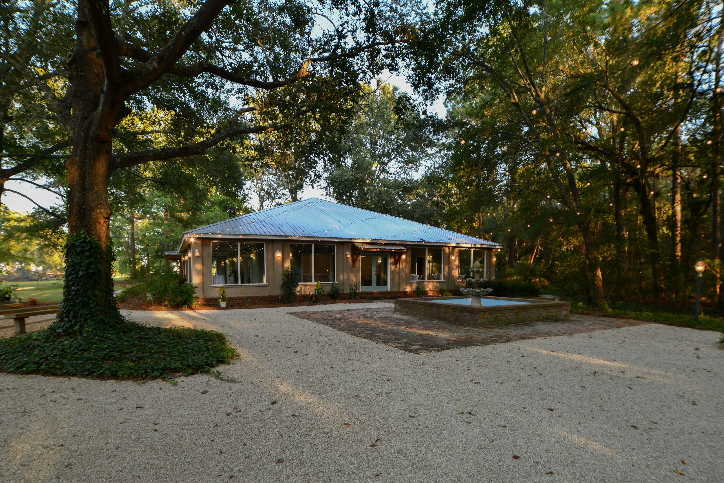 Wedding and celebration venue in southeast Georgia with a beautiful courtyard outdoor area. Ready for your next event. Not a barn. Elegant