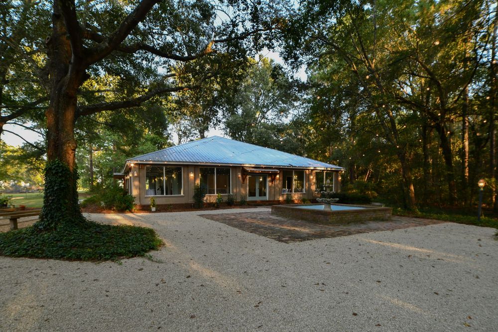 Wedding and celebration venue in southeast Georgia with a beautiful courtyard outdoor area. Ready for your next event. Not a barn. Elegant
