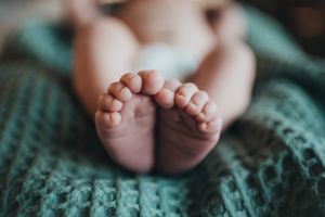 Newborn baby feet during an in-home lifestyle newborn session in Dickinson, ND