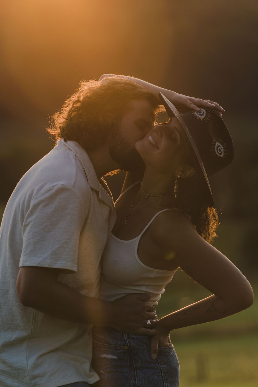 Photographie de couple liberte nature coucher de soleil champ amour