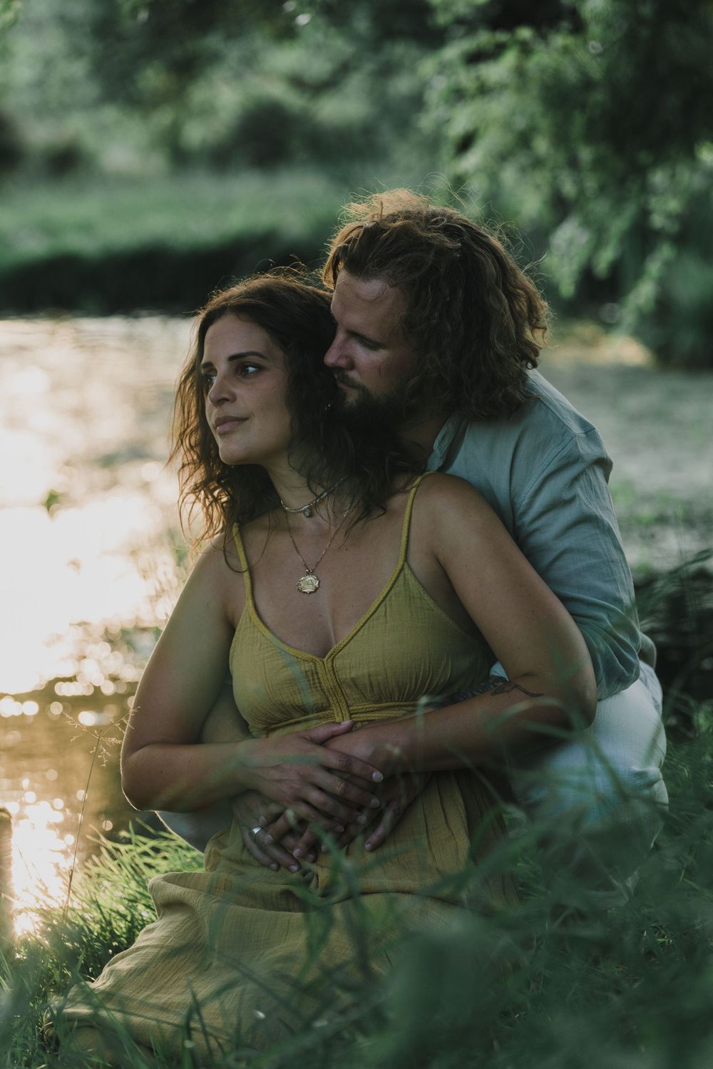 Photographie de couple liberte nature coucher de soleil champ amour