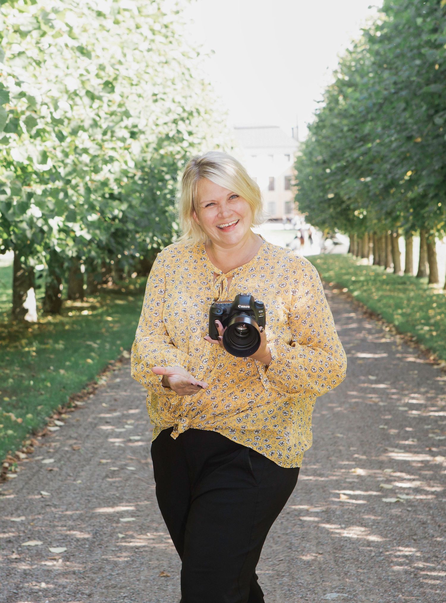 EmeraldWeddings bröllopsfotograf Stockholm fotograf med kamera i handen i ulriksdals slottspark
